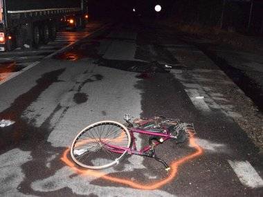 Cyklista skončil život pod kolesami kamiónu