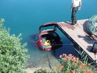 Šamorínski hasiči vyťahovali auto z jazera