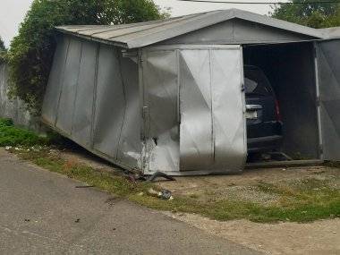 Dopravná nehoda: Mercedes vpálil do garáže