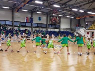 Piešťanskú Diplomat arénu ovládli „zelené“ Šamorínčanky Piešťanskú Diplomat arénu ovládli „zelené“ Šamorínčanky