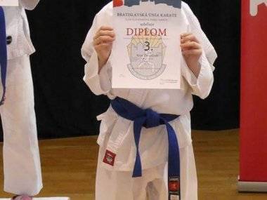 Mladí bojovníci karate klubu Budokan Samaria z Viničného doviezli 15 medailí!