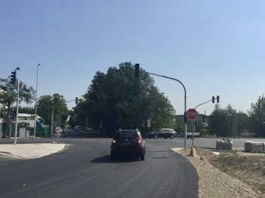 Nová svetelná križovatka v Dunajskej Lužnej čaká na otvorenie