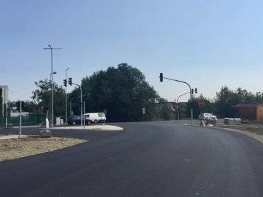 Nová svetelná križovatka v Dunajskej Lužnej čaká na otvorenie