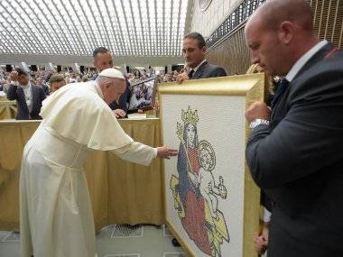 Pápež František požehnal obraz s erbom Šamorína