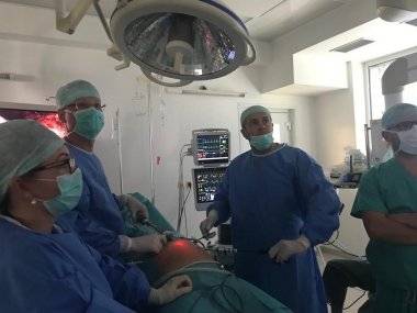 Nemocnica v Komárne si pripísala prvenstvo v zdokonalenej laparoskopickej operácii