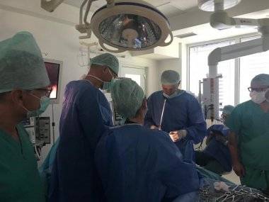 Nemocnica v Komárne si pripísala prvenstvo v zdokonalenej laparoskopickej operácii