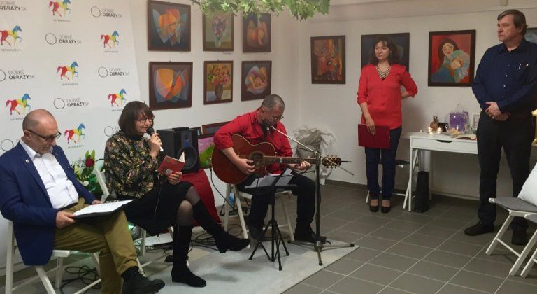 Na otvorenie výstavy Dvaja prišli desiatky ľudí