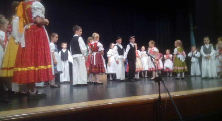 Csali Gyermek Néptáncegyüttes és a Csali Zenekar „Ládafia” c. műsora a VMK-ban