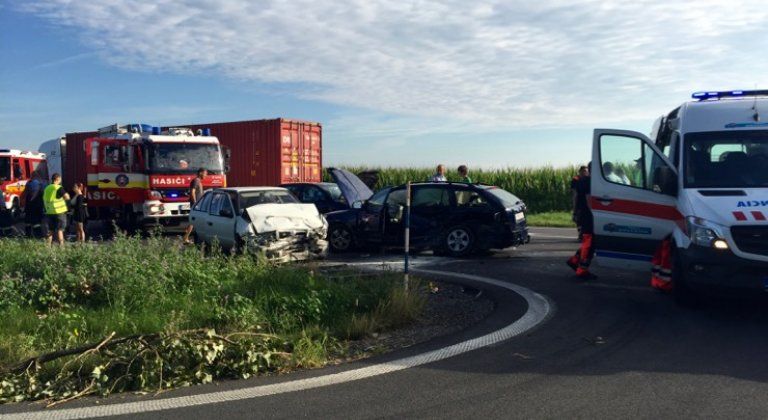 Pri nehode v Kraľoviankach sa zranilo 5 ľudí
