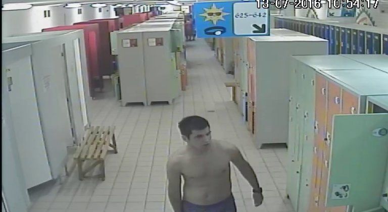 Vykrádal skrinky na kúpalisku, pomôžte ho polícii nájsť