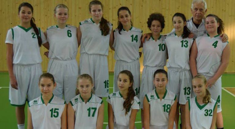 Kosaras lányok toborzója