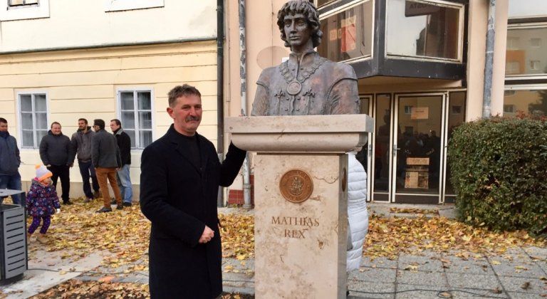 Na odhalenie sochy kráľa Mateja prišli stovky ľudí