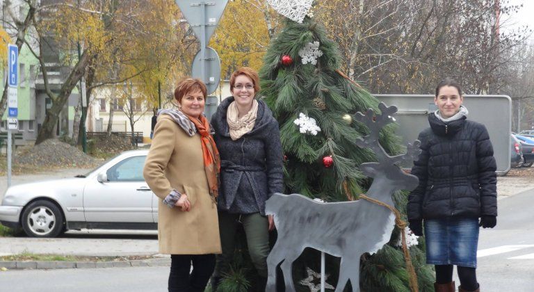 Az Ádvent kezdetét jelzi az ünnepélyesen díszített körforgalom Az Ádvent kezdetét jelzi az ünnepélyesen díszített körforgalom