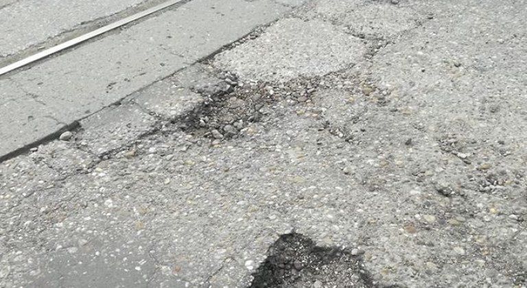 Mesto hlási, výtlky sú opravené