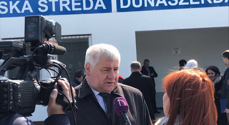 Kétnyelvű táblák kerültek a komáromi és a dunaszerdahelyi vasútállomásokra Kétnyelvű táblák kerültek a komáromi és a dunaszerdahelyi vasútállomásokra