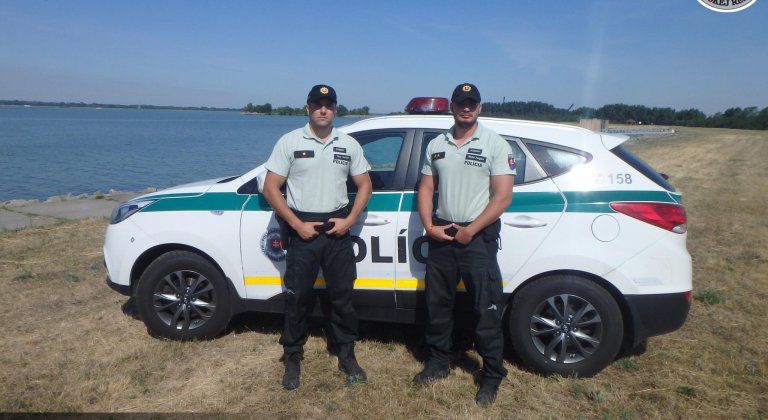 Chcela vyskočiť z okna, šamorínski policajti ju zachránili