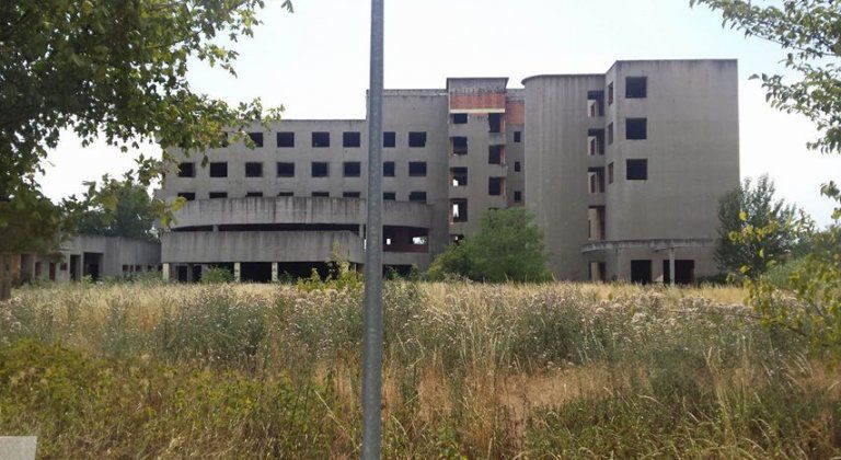 Najprv veľké plány, potom krach. V Šamoríne „straší“ nedostavaný komplex Najprv veľké plány, potom krach. V Šamoríne „straší“ nedostavaný komplex