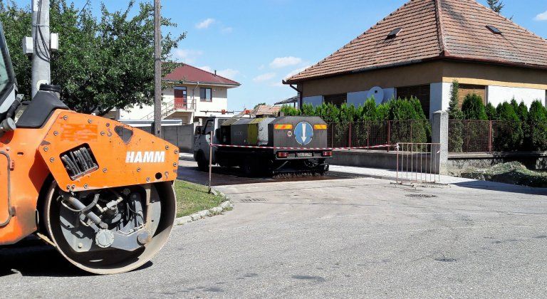 Aszfaltozás a Kereszt utcában