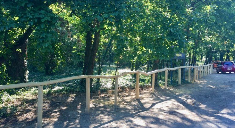 Kerítéssel védi a város a Pomlé parkerdőt Kerítéssel védi a város a Pomlé parkerdőt