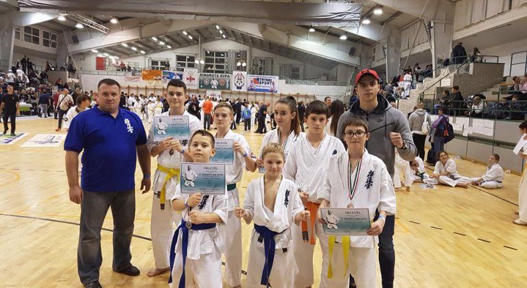 Šamorínski Kyokushin karatisti sa vrátili domov s bronzovými medailami Šamorínski Kyokushin karatisti sa vrátili domov s bronzovými medailami