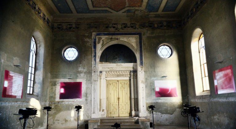 Új Művészet: Fényhangolás – Sheri Wills fényinstallációja