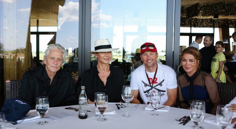 Douglas & Zeta-Jones_x-bionic sphere_1