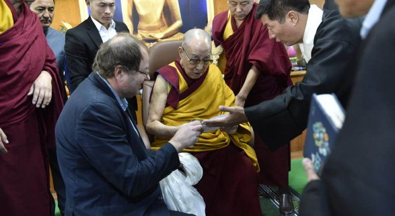 zlava Csaba Kiss, Dalajlama, L obsang a kamienok z Chopku zlava Csaba Kiss, Dalajlama, L obsang a kamienok z Chopku