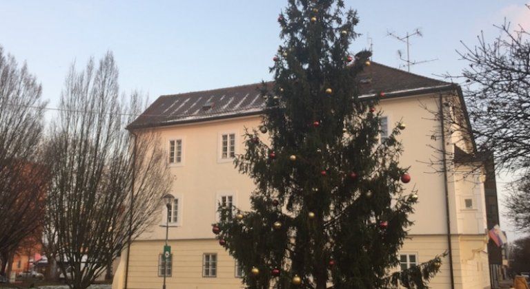 Vianočný strom na Hlavnom námestí je pripravený Vianočný strom na Hlavnom námestí je pripravený