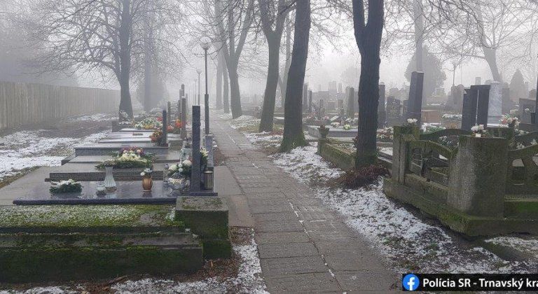 Na cintorínoch kradol medené vázy