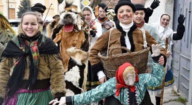 Farsangi népszokások a Felső- Csallóközben Farsangi népszokások a Felső- Csallóközben