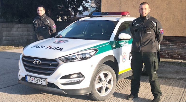 Policajti zachránili život mužovi v bezvedomí