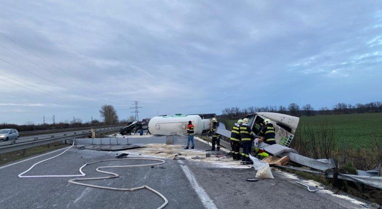 Polícia: Nehoda na D2 v smere na Maďarsko, úsek je úplne neprejazdný