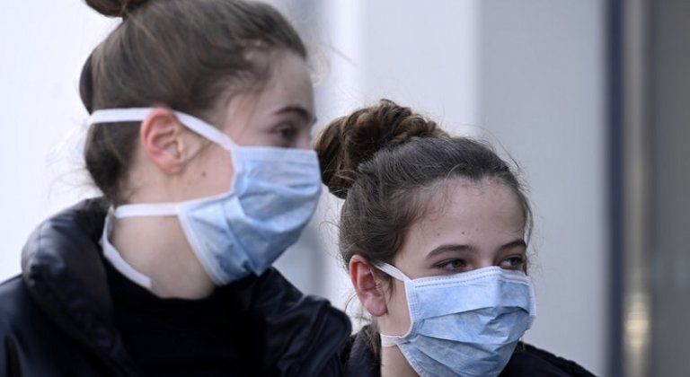 Koronavírus: Rúška sú od dnes povinnosťou, v nedeľu budú predajne zatvorené