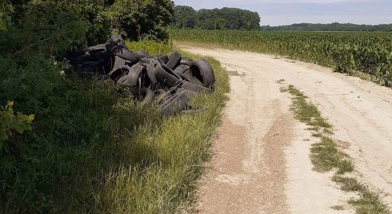 Skládka pneumatík v Dunajskej Lužnej Skládka pneumatík v Dunajskej Lužnej