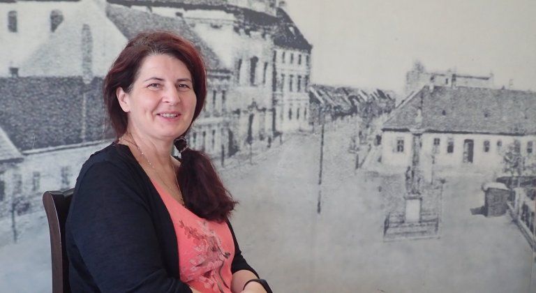 Youtuberka, ktorá na svojom kanáli učí objem valca