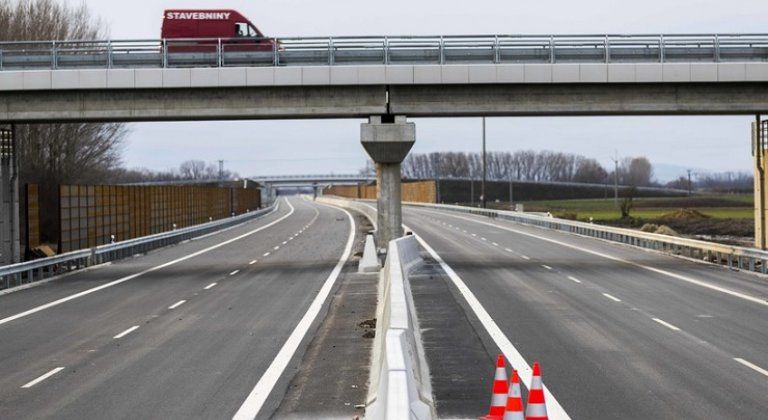 Vodiči pozor! Rýchlostná cesta R7 je spoplatnená Vodiči pozor! Rýchlostná cesta R7 je spoplatnená