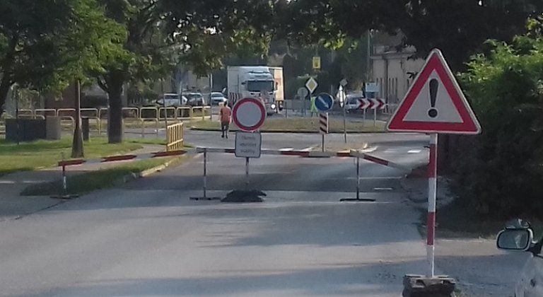 Automatizált gorombaság a lezárt somorjai körforgalomnál Automatizált gorombaság a lezárt somorjai körforgalomnál