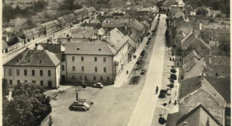 10. časť - Hlavné námestie s Radničnou – stĺp, na ktorom bol umiestnený Turul a krajinská vlajka ešte niekoľko mesiacov po druhej svetovej vojne stál