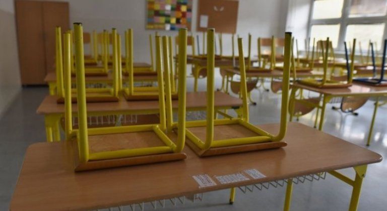 A középiskolák holnaptól online oktatásra térnek át A középiskolák holnaptól online oktatásra térnek át