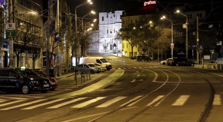 Továbbra is vészhelyzet, de egy órával tovább maradhatunk kint Továbbra is vészhelyzet, de egy órával tovább maradhatunk kint