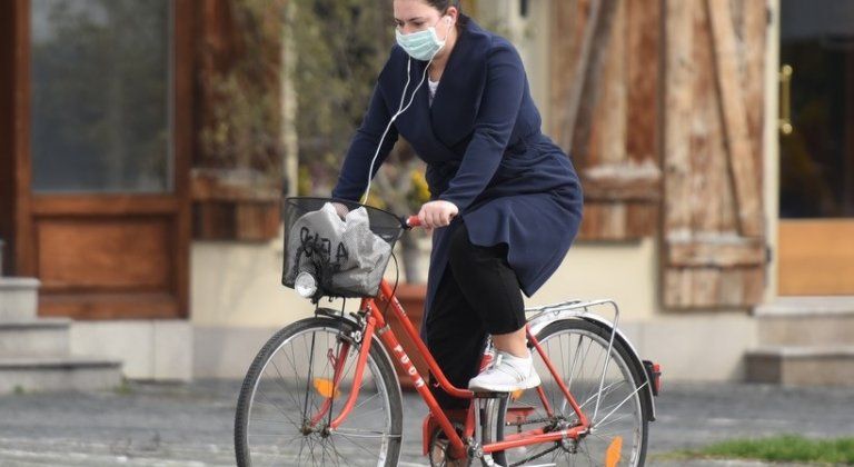 Hétfőtől nem lesz kötelező a szájmaszk használata kültéren, ha... Hétfőtől nem lesz kötelező a szájmaszk használata kültéren, ha...