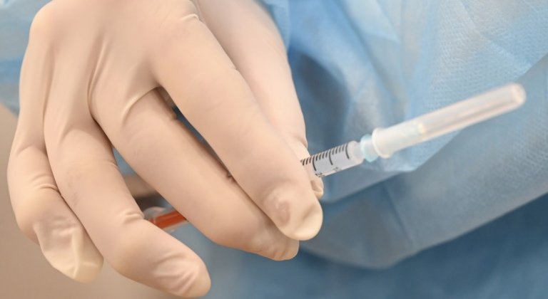 Már a 16 éven felüliek is regisztrálhatnak az oltásra, módosult a kijárási tilalom kezdete Már a 16 éven felüliek is regisztrálhatnak az oltásra, módosult a kijárási tilalom kezdete