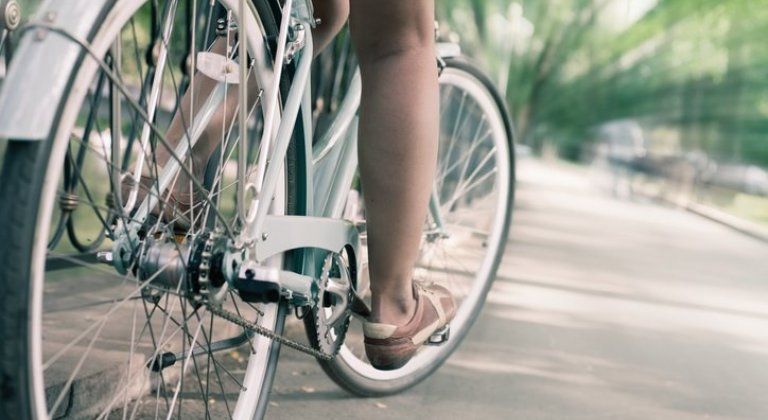 Cyklosezóna je v plnom prúde. Pravidlá bezpečnej jazdy: Prilba nie je na parádu