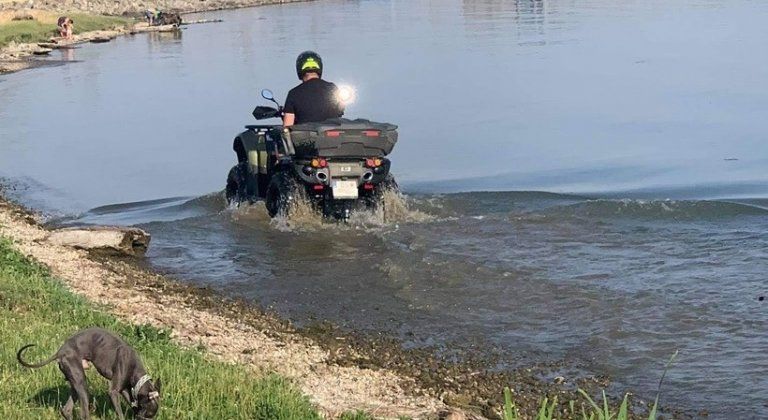 Quaddal hajtott a Dunába egy férfi Somorjánál Quaddal hajtott a Dunába egy férfi Somorjánál