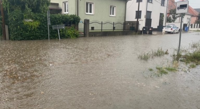 Šamorín pod vodou, vietor vyvracal aj stromy (galéria) Šamorín pod vodou, vietor vyvracal aj stromy (galéria)