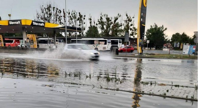 Fotky a video čitateľov. Búrka v Šamoríne poškodila aj strechu rímskokatolíckeho kostola