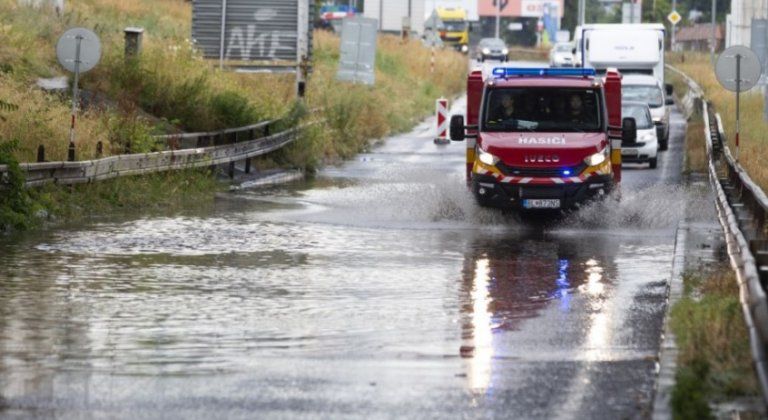 Následky búrok v Trnavskom kraji likvidovalo i 34 dobrovoľných hasičov Následky búrok v Trnavskom kraji likvidovalo i 34 dobrovoľných hasičov