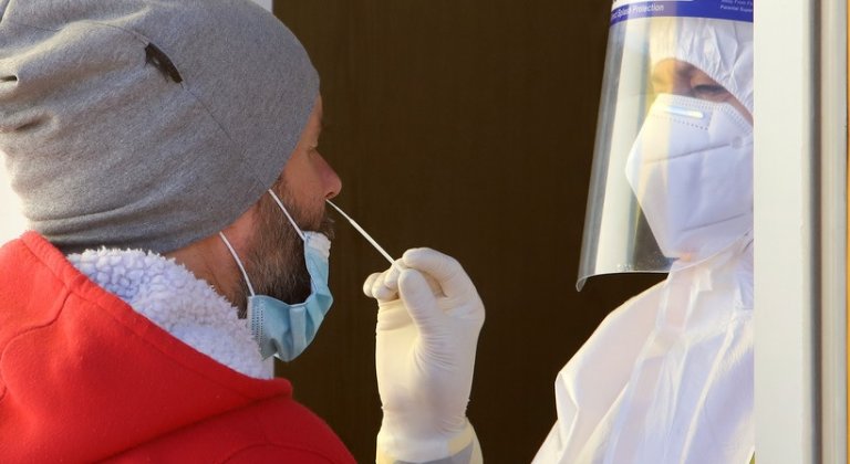 Nagy változások lesznek a tesztelési stratégiában, a beoltottaknak ritkábban kell majd tesztre járni