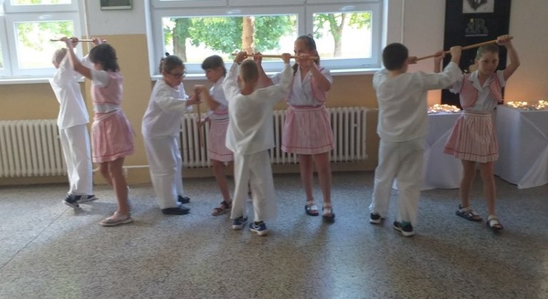 Kettős ünnep a légi alapiskolában Kettős ünnep a légi alapiskolában