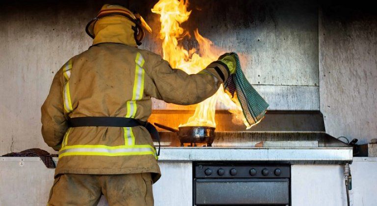 Požiar letnej kuchyne v Šamoríne (galéria) Požiar letnej kuchyne v Šamoríne (galéria)